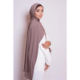 Vrouw met een mauve hijab, draagster van premium jersey kleding